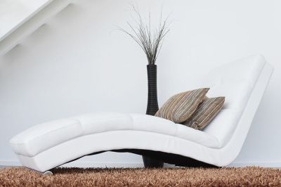 Salotto moderno: rivestimenti in tessuto o in pelle per divani e poltrone