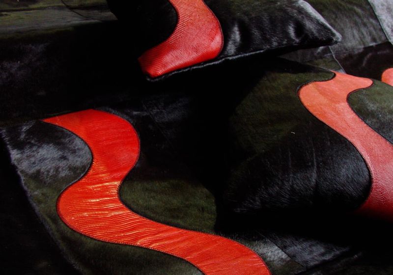 Tappeto a quadrotti in cavallino nero con disegno fantiasia rosso stampa iguana